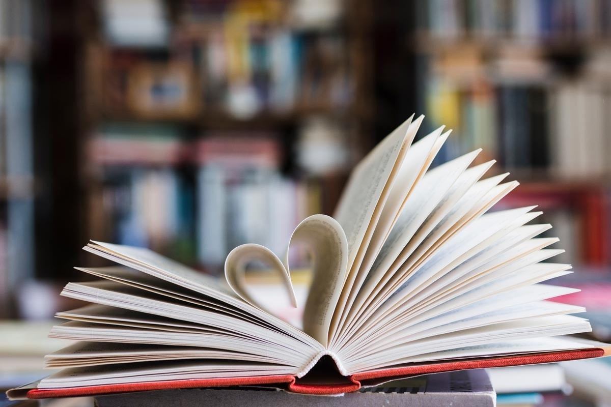 buch-mit-seiten-die-wie-ein-herz-aussehen