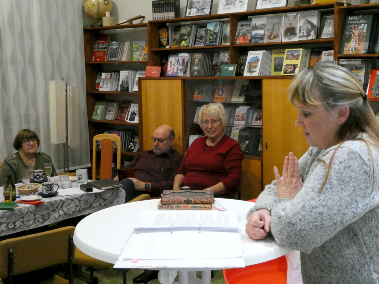 b2ap3_large_Evelyn-Gunther-bei-Lesung-am-13.02.24-im-THK-Lesetreff THK Verlag | Zwei Jahre Arnst&auml;dter Buchkombinat (ABK):        
Eine Feier der Literatur und Begegnung - THK-Blog
